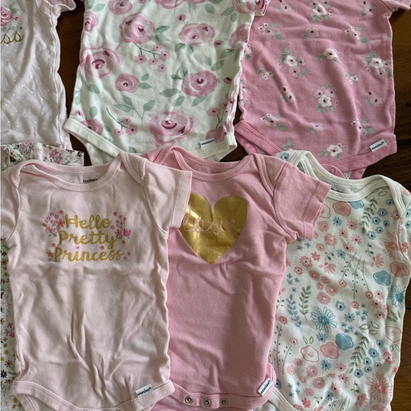 Gerber Baby Girl Set of 7 Onesies - Pink and Floral size 6-9M - Picture 4 of 5